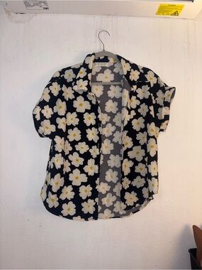 Jon & Anna Black Short-Sleeve Floral Button-Up with White & Yellow Daisies